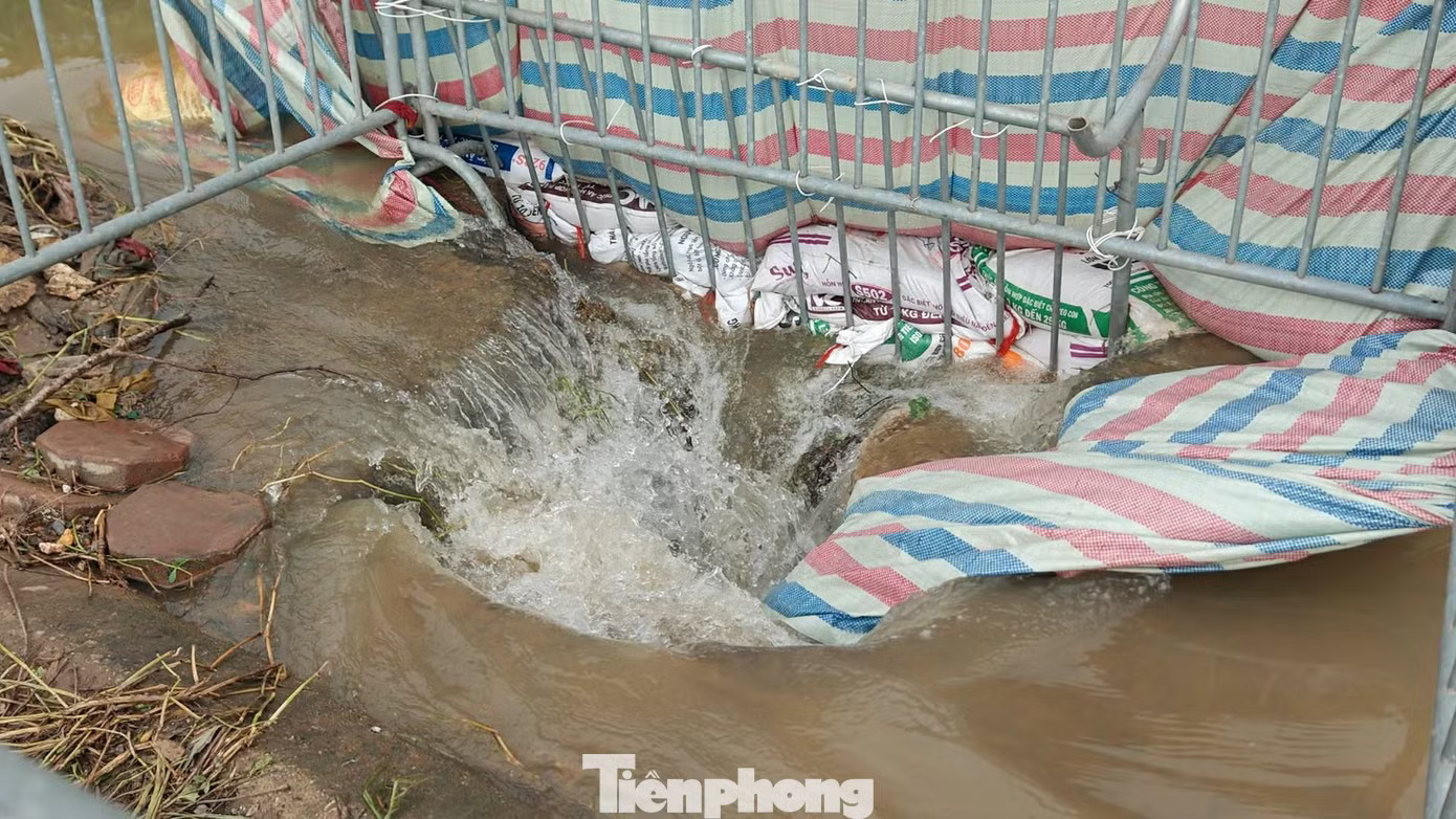 Cống thoát nước nơi nam sinh bị cuốn xuống không có nắp che. Vụ nam sinh bị nước cuốn xuống cống tử vong ở Hà Nội: Cơ quan điều tra cần vào cuộc - Ảnh 1.