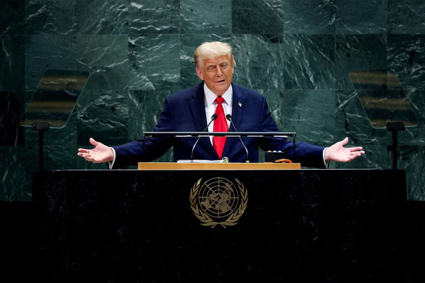 Tổng thống Mỹ Donald Trump phát biểu tại kỳ họp thứ 80 của Đại hội đồng Liên Hợp Quốc, tháng 9/2025. (Ảnh: Reuters) Gần 130 nguyên thủ đến Mỹ họp về nhiều vấn đề 'nóng' - Ảnh 1.