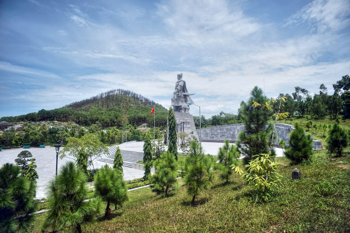 Ngọn núi được anh hùng áo vải Nguyễn Huệ chọn làm nơi lập đàn Nam Giao để tế cáo Trời Đất, chính danh lên ngôi Hoàng đế với niên hiệu Quang Trung 