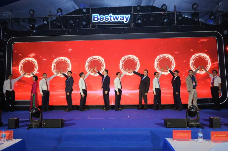 Các đại biểu ấn nút khai trương Nhà máy Công nghệ Thể thao Bestway Cần Thơ