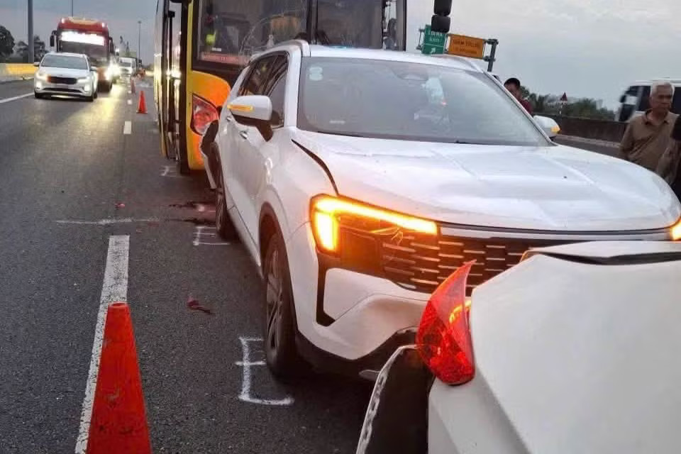 Vụ tai nạn liên hoàn khiến 5 xe hư hỏng. Ảnh: Cục CSGT. 5 xe ô tô đâm liên hoàn vì lỗi không giữ khoảng cách an toàn trên cao tốc - Ảnh 2.