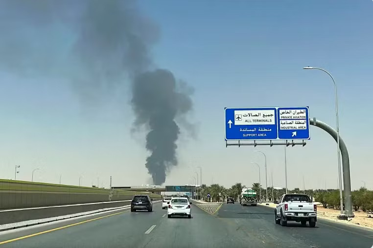 Vị trí gần sân bay ở thủ đô của Ả-rập Xê-út bị tấn công. (Ảnh: Reuters) Houthi tuyên bố tấn công các vị trí nhạy cảm ở thủ đô của Ả-rập Xê-út - Ảnh 1.