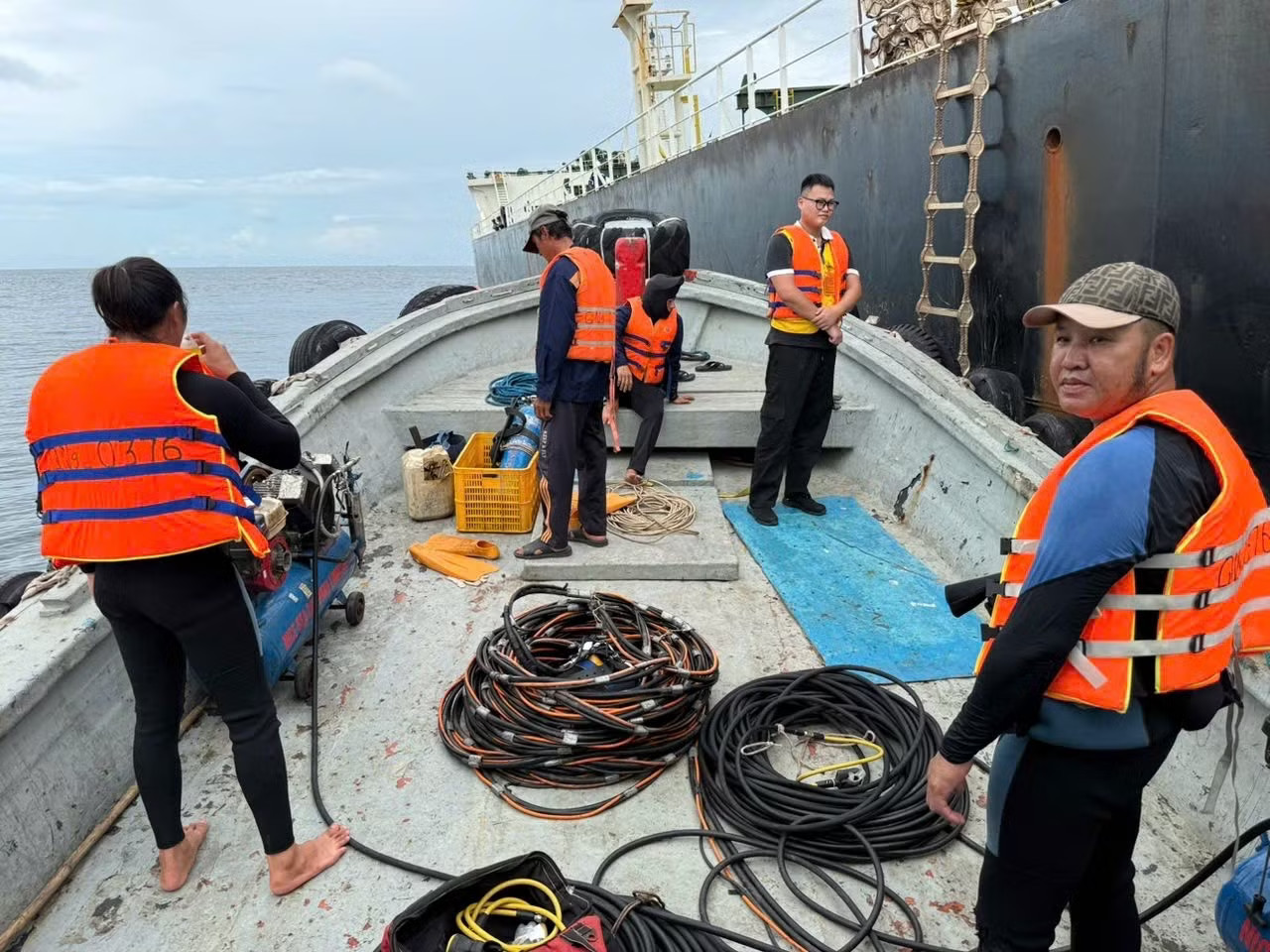 Tàu chở hơn 174.000 tấn quặng gặp sự cố ngoài khơi Quảng Ngãi - Ảnh 2.