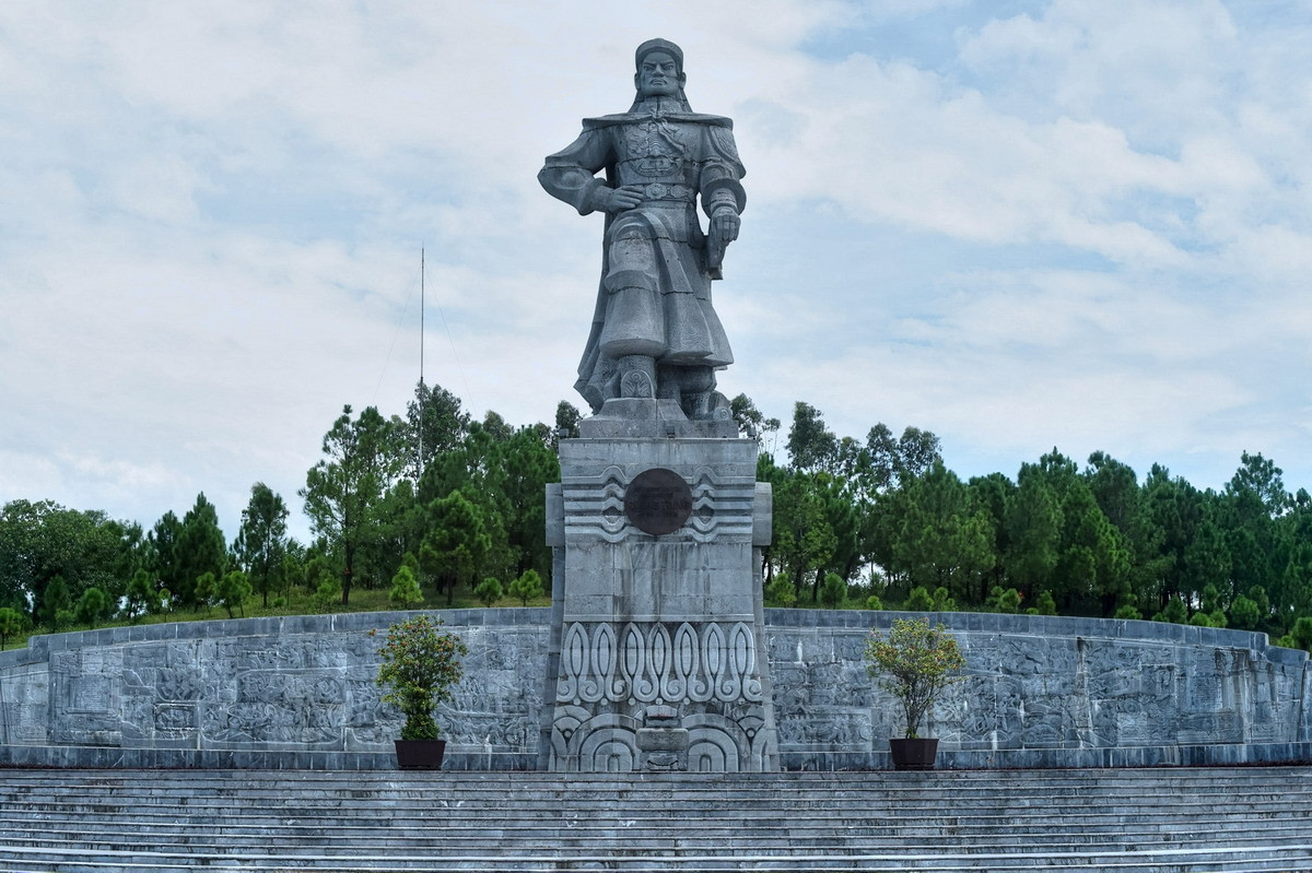 Tượng Hoàng đế Quang Trung cao 21 m, trong đó phần tượng cao 12 m, phần đài cao 9 m, được làm từ 18 mảng đá Thanh Hóa, mỗi mảng nặng 10-60 tấn. 