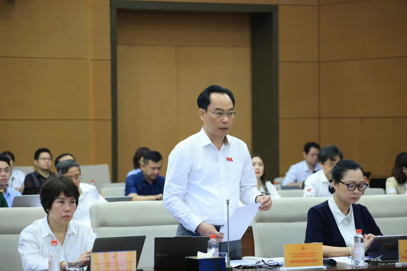 Bộ trưởng Bộ GD&ĐT Hoàng Minh Sơn báo cáo tại phiên giải trình sáng 20/9. (ảnh: Anh Tuấn) Bộ trưởng Bộ GD&ĐT nêu nguyên nhân thiếu 104.500 giáo viên - Ảnh 1.