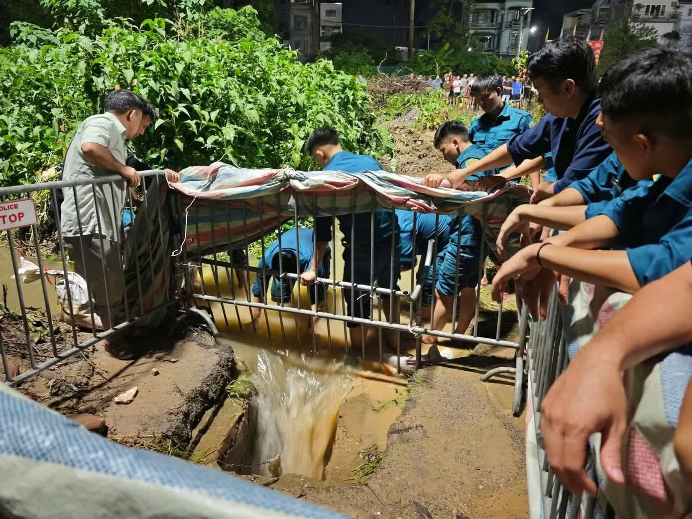 Hiện trường vụ việc Chủ tịch Hà Nội truy trách nhiệm sau vụ nam sinh ngã xuống cống tử vong - Ảnh 1.