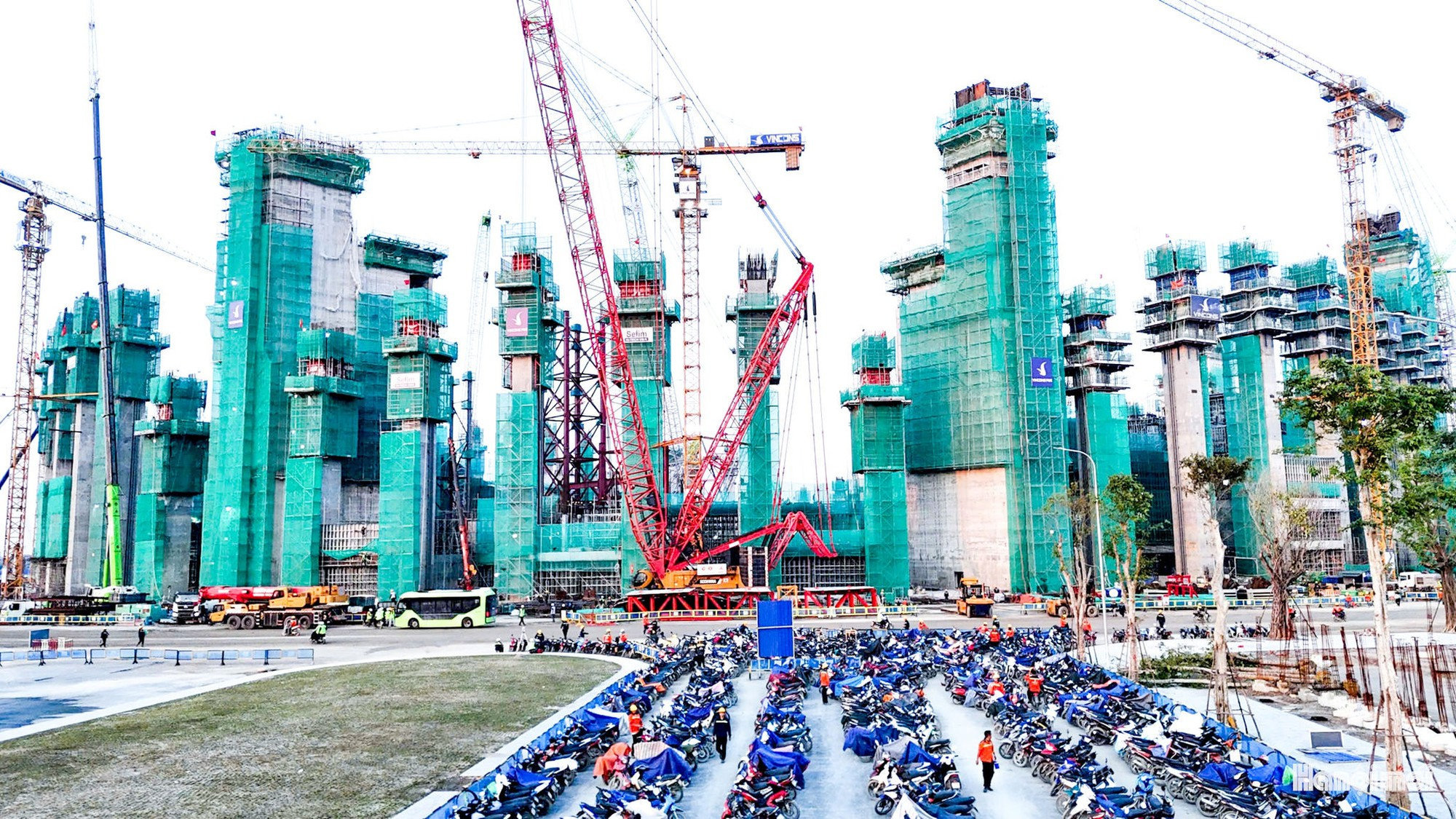 Sân vận động 135.000 chỗ lớn nhất thế giới của Vingroup sắp hoàn thành công đoạn quan trọng, loạt siêu trụ cao 25 tầng gấp rút dựng lên