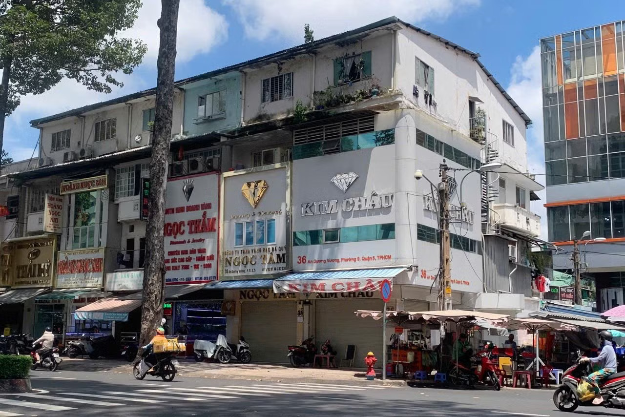 Cửa hàng kim cương nơi giao dịch, chỗ 'đóng băng' - Ảnh 6.