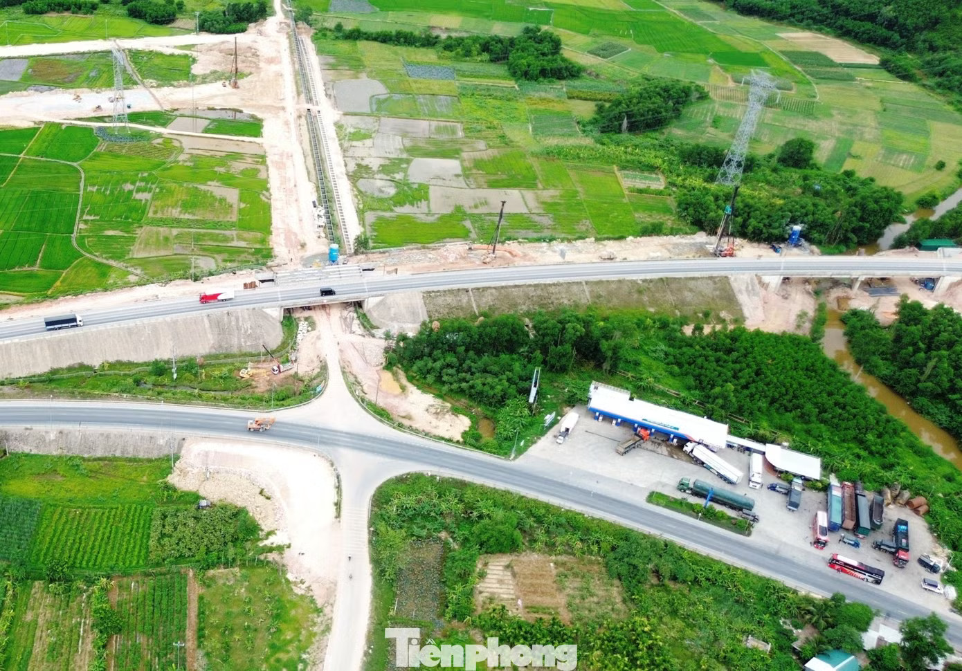 Cao tốc hiện mở rộng lên 4 làn xe, do đó nhu cầu dừng chân, tiếp nhiên liệu và sử dụng dịch vụ hỗ trợ của hành khách trên tuyến ngày càng tăng. Trạm dừng nghỉ cao tốc hơn 80 tỷ lụt tiến độ gần 10 năm - Ảnh 3.
