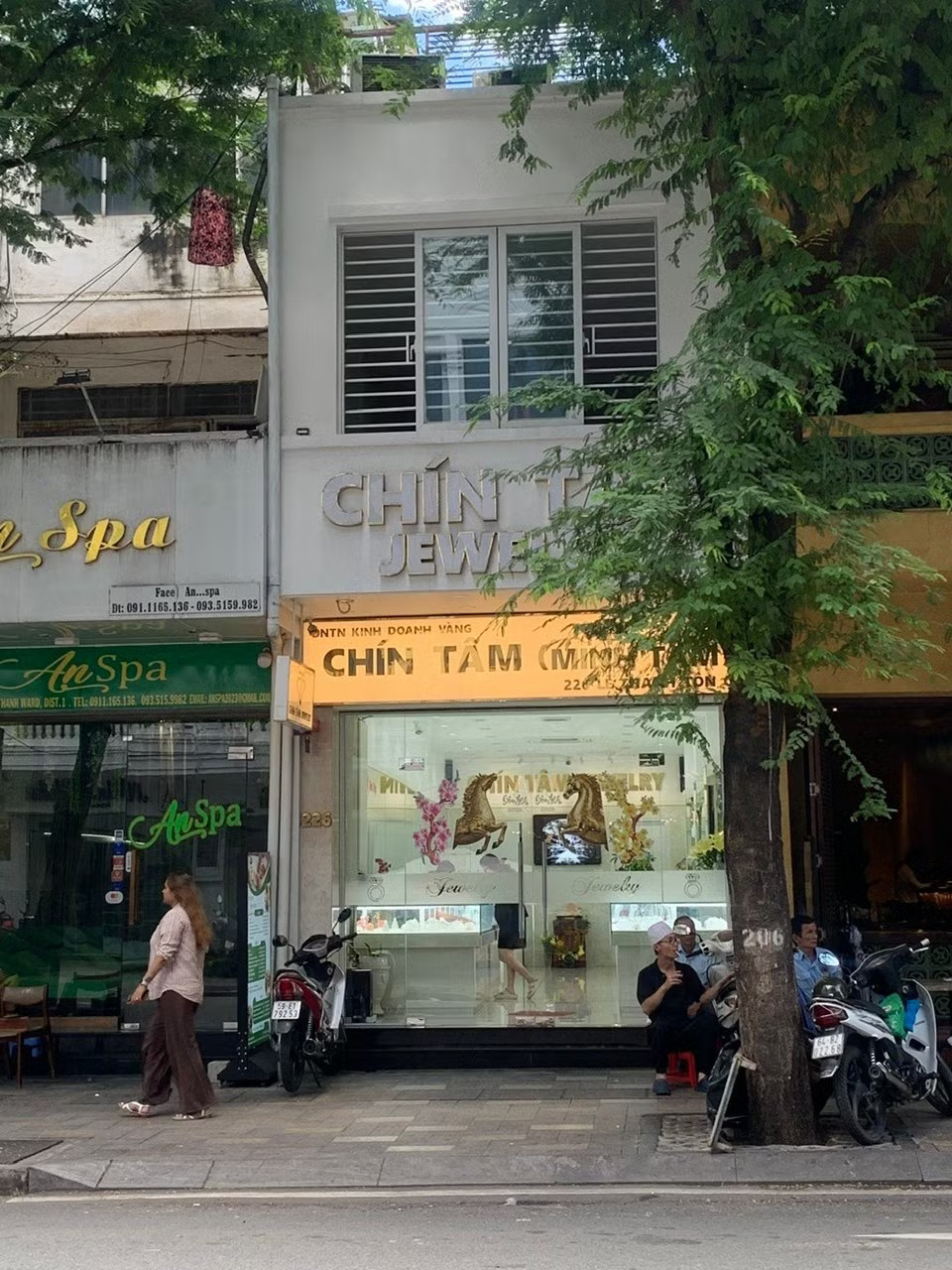 Cửa hàng kim cương nơi giao dịch, chỗ 'đóng băng' - Ảnh 4.
