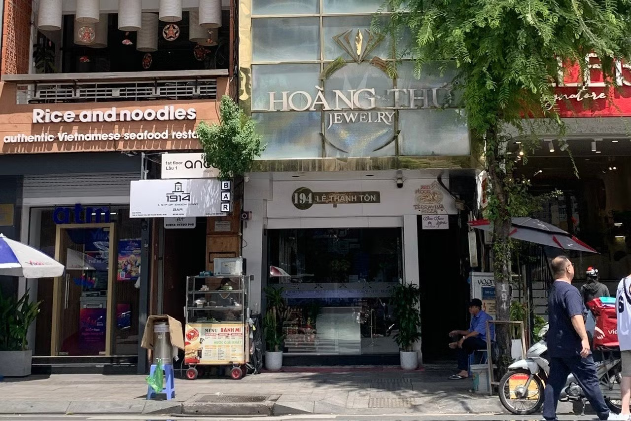 Cửa hàng kim cương nơi giao dịch, chỗ 'đóng băng' - Ảnh 2.
