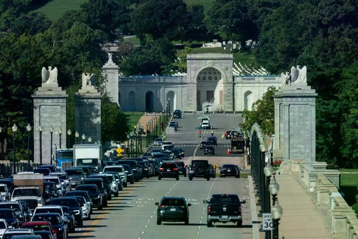 Các phương tiện di chuyển qua Cầu Memorial gần Vòng xoay Memorial ở Arlington - địa điểm được đề xuất để xây dựng Khải Hoàn Môn. (Ảnh: Reuters) Tổng thống Mỹ muốn biến Khải Hoàn Môn ở Washington thành công trình quân sự - Ảnh 1.