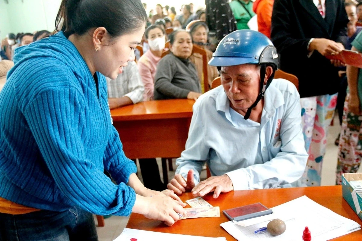 Người thuộc 4 nhóm đối tượng trên địa bàn TPHCM sẽ được hỗ trợ chi phí ngoài bảo hiểm y tế tối đa 70 triệu đồng/năm nếu mắc bệnh hiểm nghèo, cùng nhiều chế độ khác.