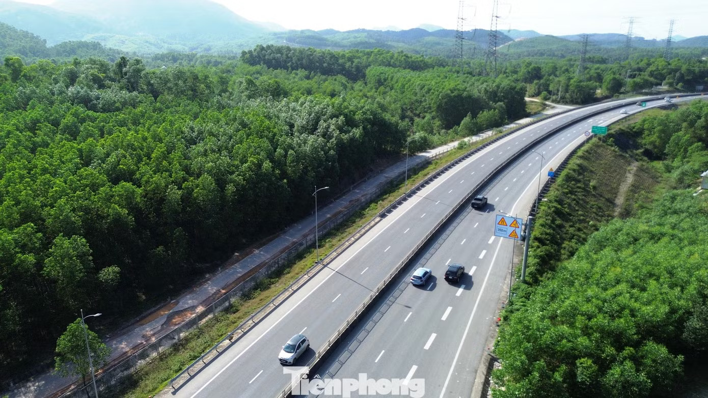 Cao tốc Cam Lộ - La Sơn qua Huế được mở rộng 4 làn.. Trạm dừng nghỉ cao tốc hơn 80 tỷ lụt tiến độ gần 10 năm - Ảnh 4.
