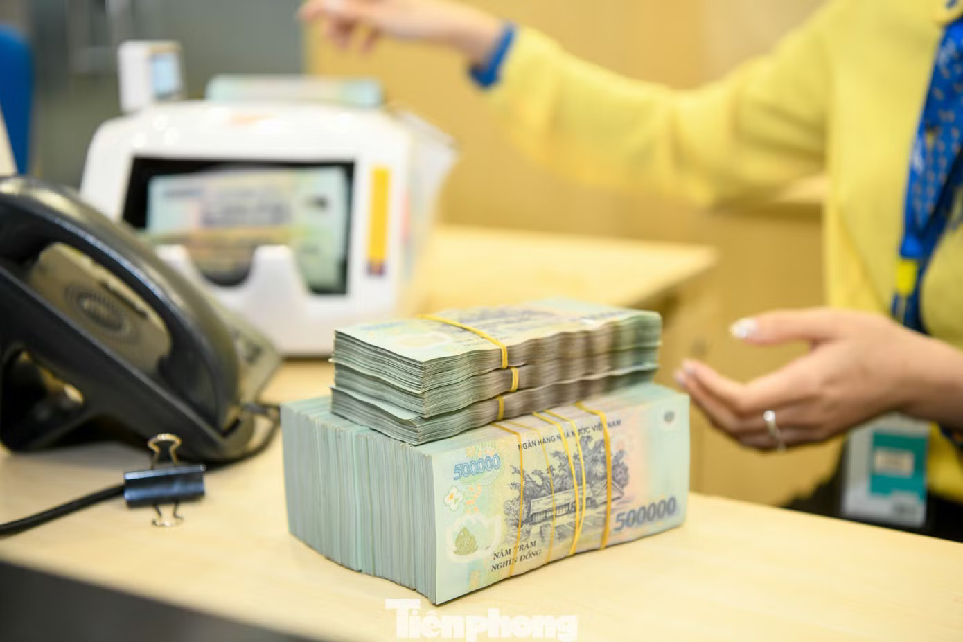 Lãi suất cho vay bình quân các ngân hàng tăng so với tháng trước. Ảnh: Như Ý. Lãi suất cho vay của ngân hàng nào cao nhất? - Ảnh 1.