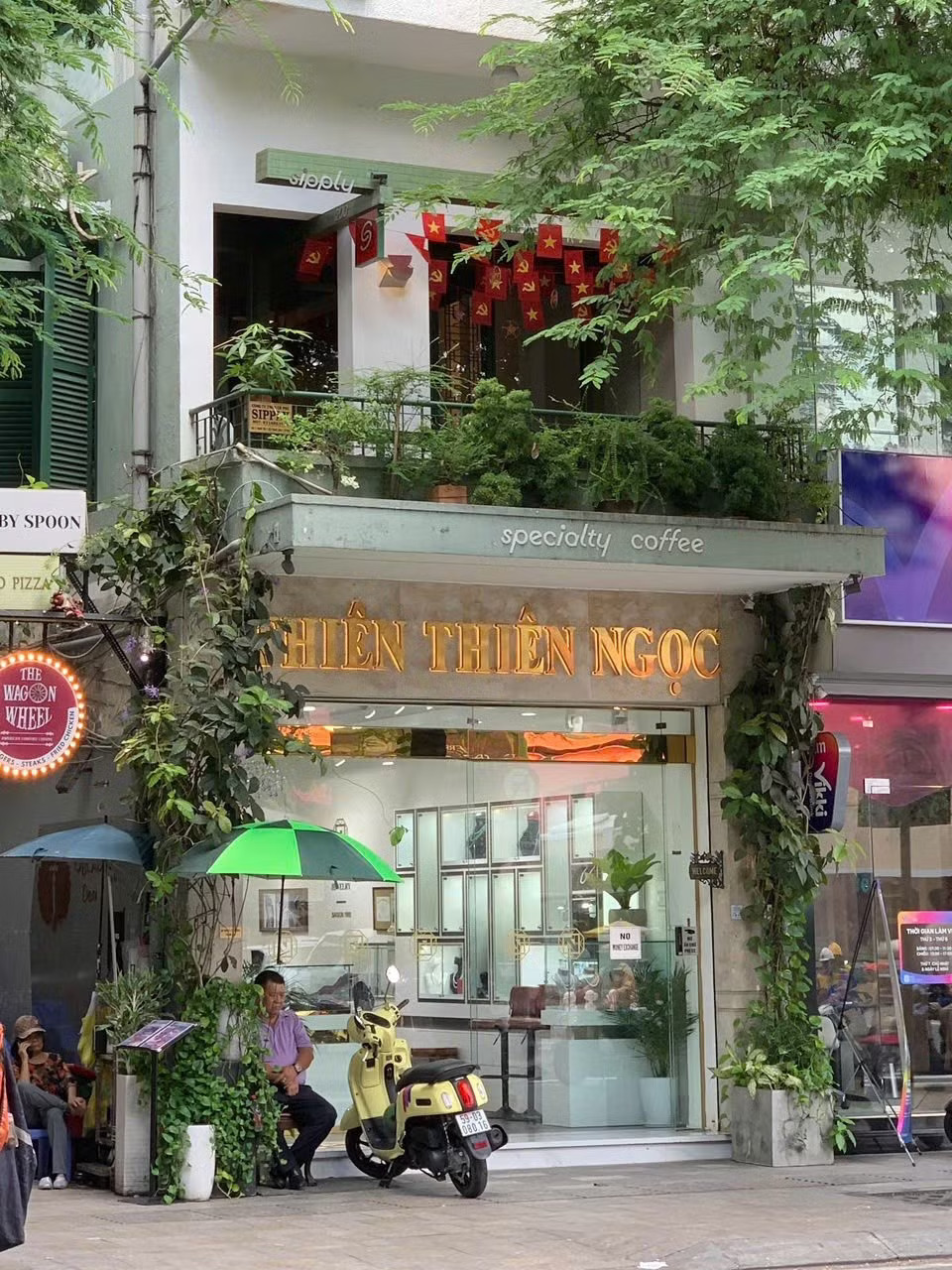 Cửa hàng kim cương nơi giao dịch, chỗ 'đóng băng' - Ảnh 3.