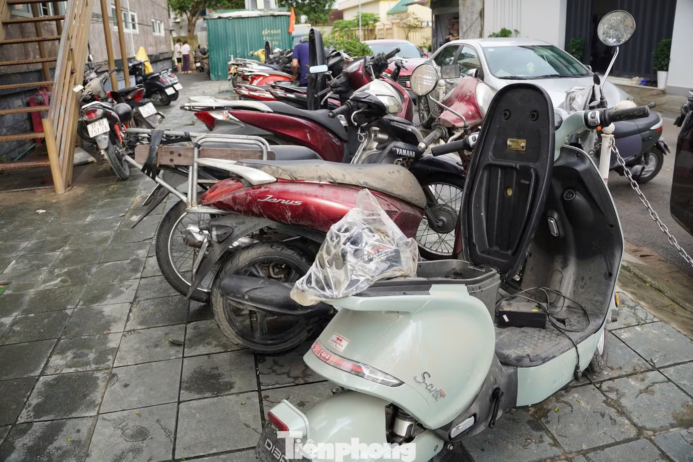 'Giải cứu' hầm chung cư bị ngập trong nước - Ảnh 4.