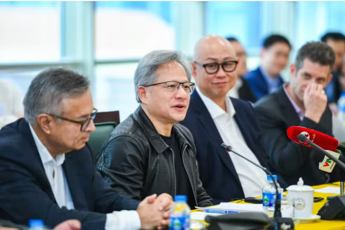 CEO Jensen Huang của NVIDIA trong chuyến làm việc tại Việt Nam năm 2023 Sự chuyển hướng chiến lược trong quan hệ Việt - Mỹ - Ảnh 2.