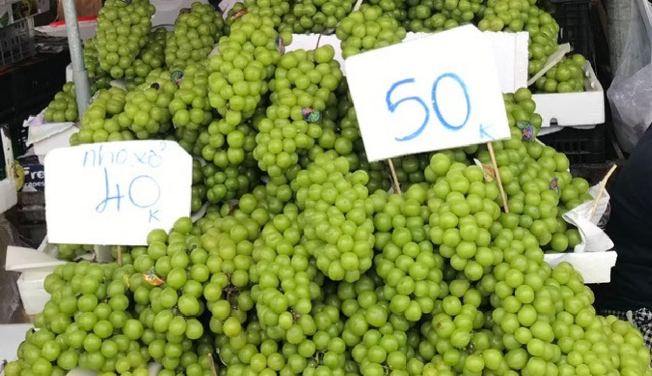 Nho mẫu đơn giá chỉ 30.000-40.000 đồng/kg bán đầy ở chợ dân sinh tại TPHCM. Giật mình giá nho 'quý tộc' - Ảnh 1.
