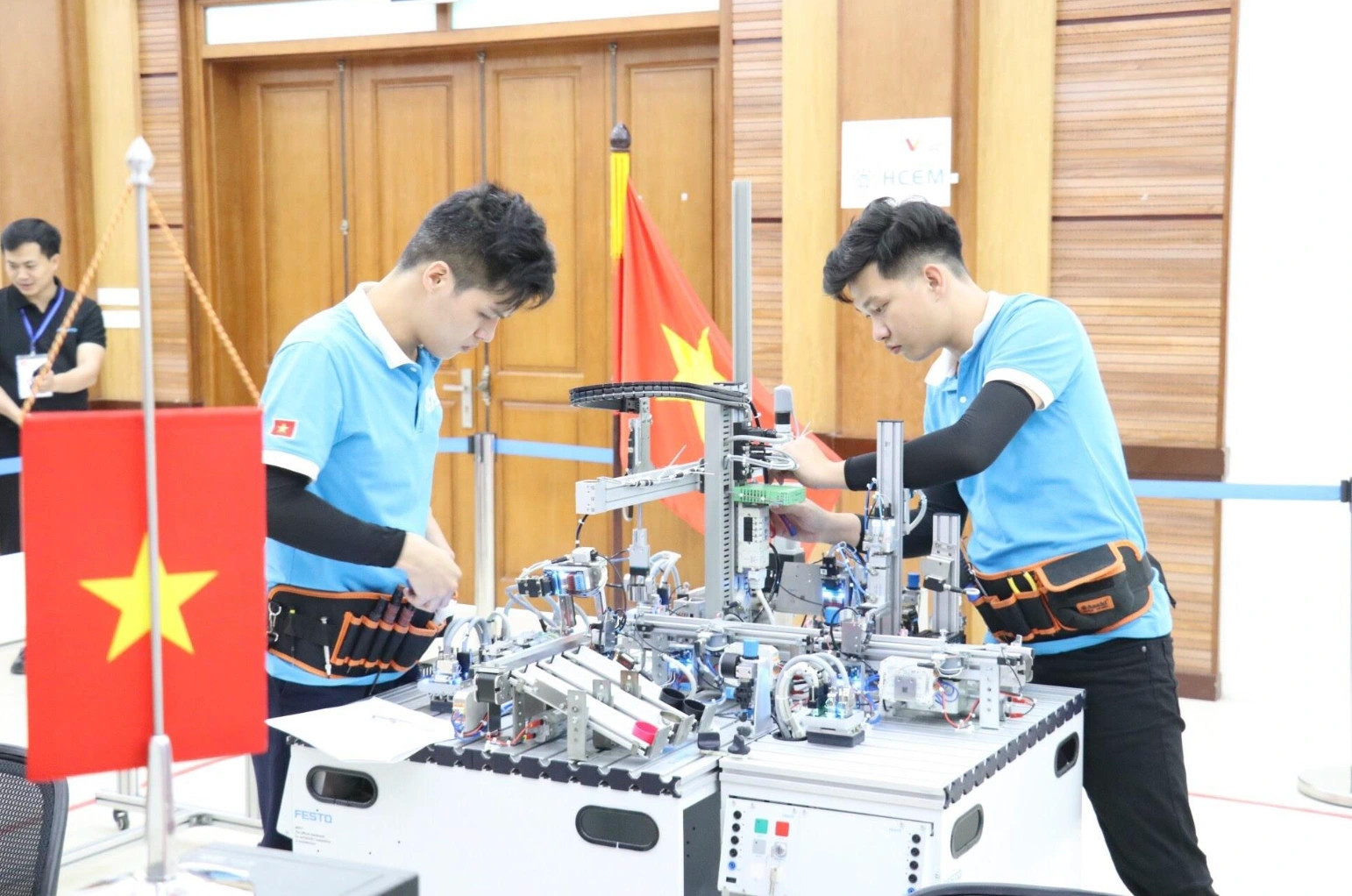 sinh-vien-truong-cao-dang-co-dien-ha-noi-tai-mot-cuoc-thi-tay-nghe-quoc-te-anh-hcem.jpg