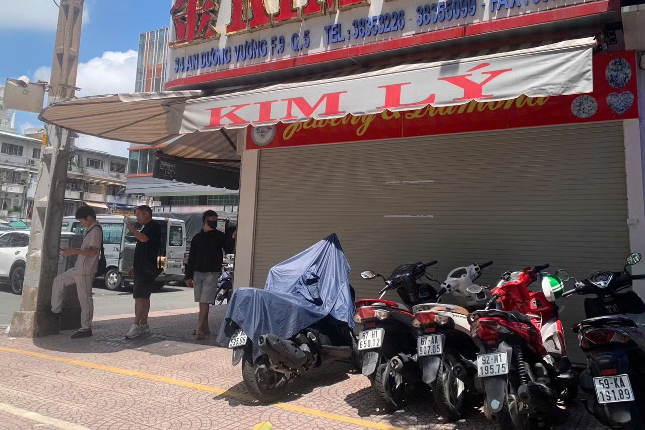 Cửa hàng kim cương nơi giao dịch, chỗ 'đóng băng' - Ảnh 5.