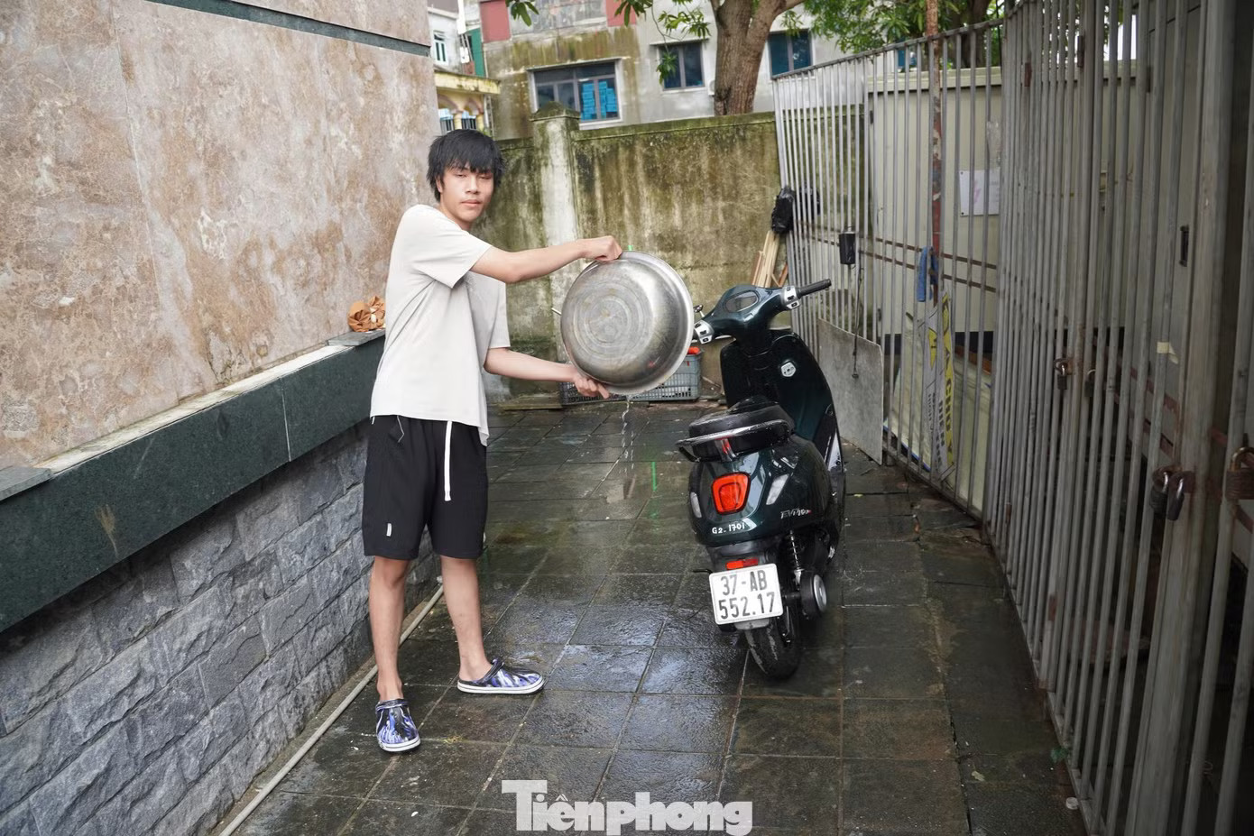 'Giải cứu' hầm chung cư bị ngập trong nước - Ảnh 6.