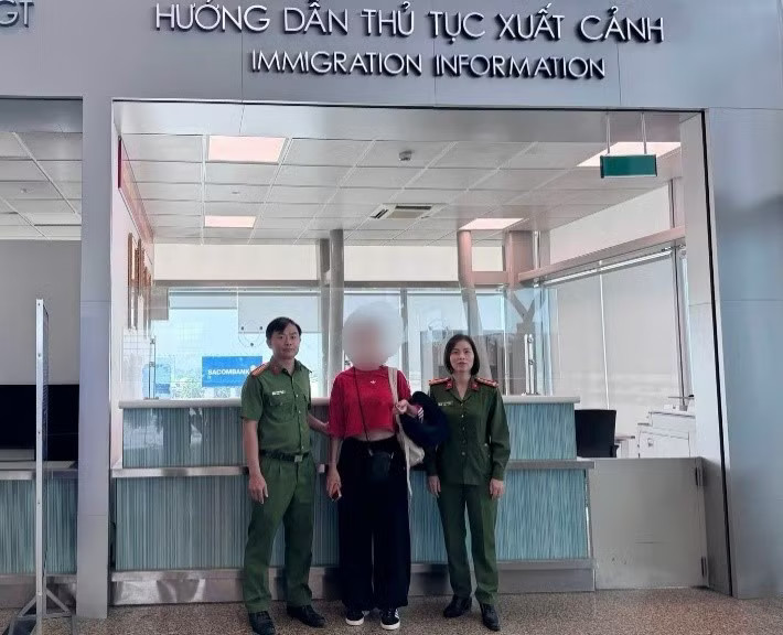 Lực lượng công an trục xuất Nikitina Iuliia tại Cảng hàng không quốc tế Cam Ranh. Ảnh: Công an tỉnh Khánh Hòa. Trục xuất vĩnh viễn nữ du khách khỏi Việt Nam - Ảnh 1.