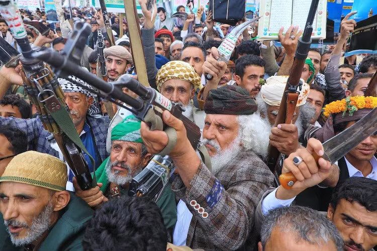 Những người ủng hộ Houthi tại Yemen giơ cao súng trường trong một cuộc mít tinh nhằm ủng hộ lực lượng này và phản đối cáo buộc của Ảrập Xêút cho rằng Houthi đã nhắm mục tiêu vào Mecca - thánh địa linh thiêng nhất của Hồi giáo - tại thủ đô Sanaa của Yemen, ngày 18/9/2026. Ảnh: AP. Houthi đẩy Biển Đỏ tới bờ vực khủng hoảng: Bab el-Mandeb có thể thành Hormuz thứ hai? - Ảnh 1.