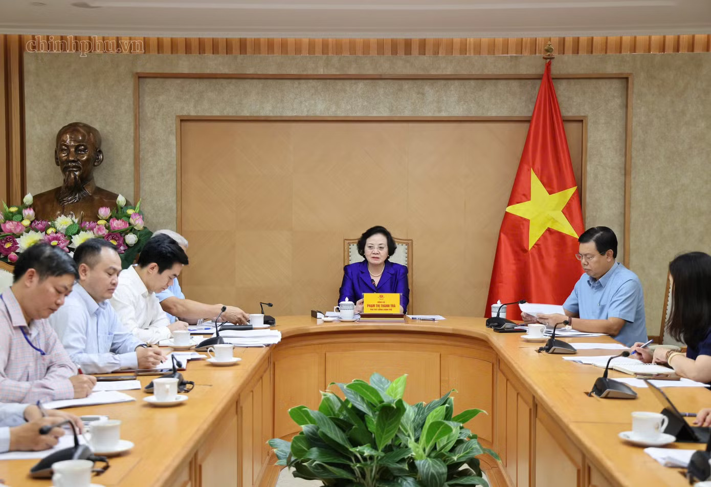 Phó Thủ tướng Phạm Thị Thanh Trà làm việc với Bộ Nội vụ. Ảnh: Thu Giang Phó Thủ tướng: Cải cách tiền lương linh hoạt, giúp giữ chân nguồn nhân lực cao khu vực công - Ảnh 2.