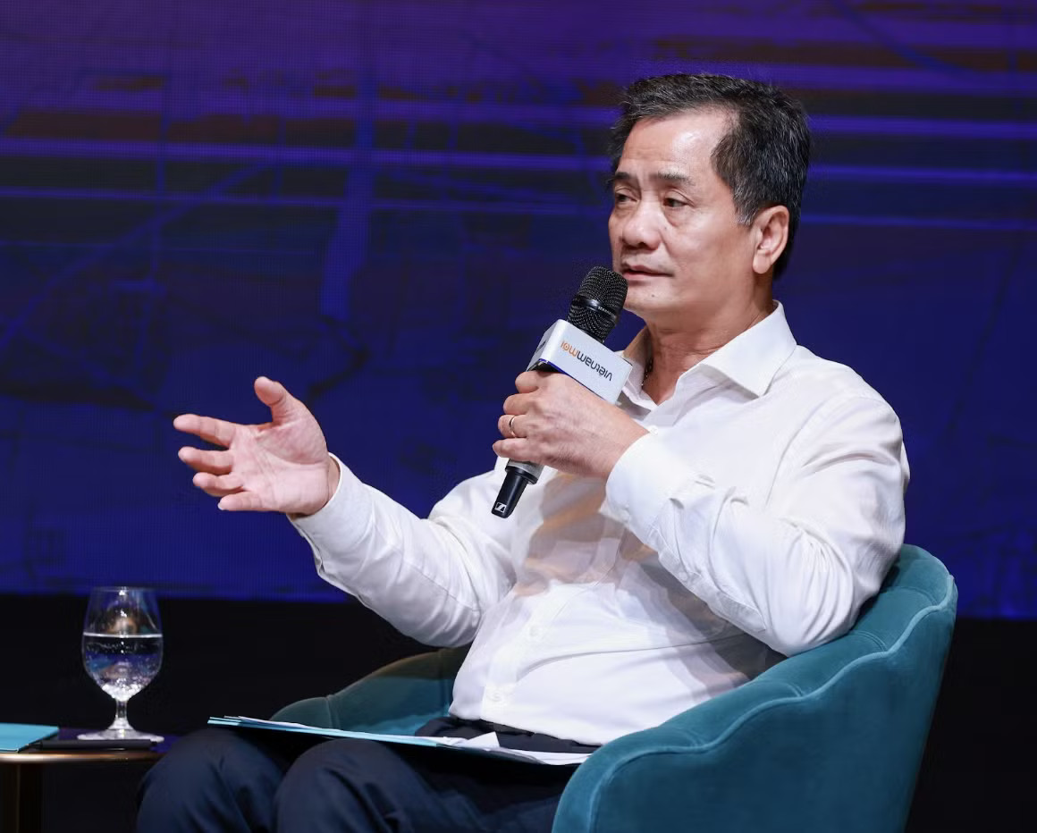 TS. Nguyễn Văn Đính - Phó Chủ tịch Hiệp hội Bất động sản Việt Nam - phát biểu tại hội thảo. Ảnh: VNB. Kéo giá nhà xuống cách nào? - Ảnh 2.