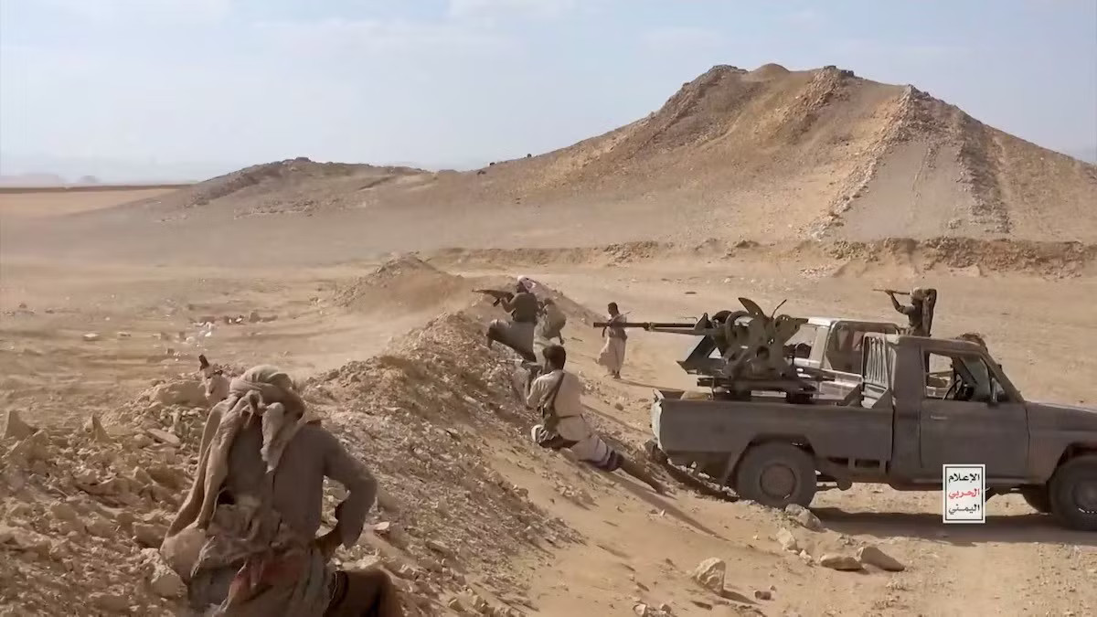 Các tay súng Houthi thân Iran tấn công lực lượng được Ảrập Xêút hậu thuẫn tại Yemen, ngày 15/9/2026. Ảnh: Reuters. Houthi đẩy Biển Đỏ tới bờ vực khủng hoảng: Bab el-Mandeb có thể thành Hormuz thứ hai? - Ảnh 5.