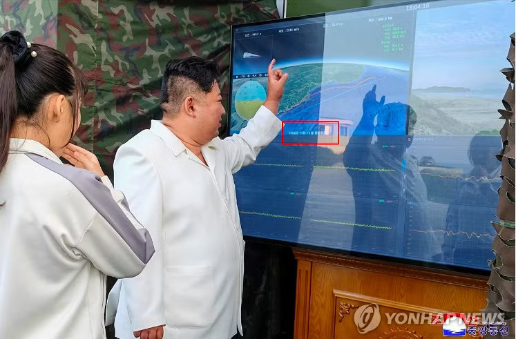 Ông Kim Jong Un và con gái thị sát cuộc thử nghiệm. (Ảnh: KNCA/Yonhap) Triều Tiên tuyên bố thử thành công vũ khí ‘siêu hiện đại’, có thể giáng đòn tàn khốc - Ảnh 1.