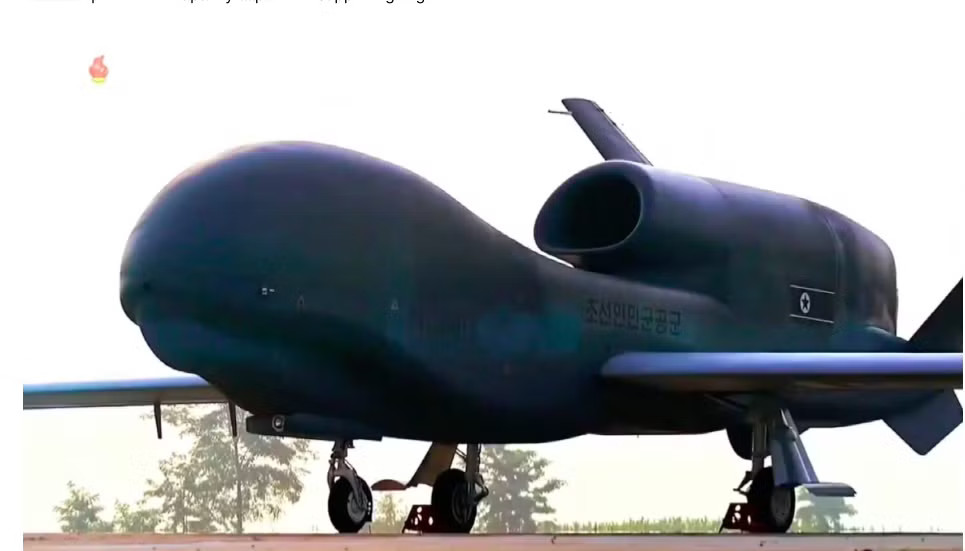 UAV trinh sát tầm xa của Triều Tiên có kích thước rất lớn Hình ảnh hiếm hoi hé lộ năng lực chế tạo UAV của Triều Tiên - Ảnh 3.