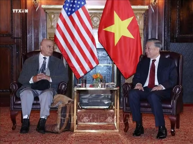 Tổng Bí thư, Chủ tịch nước Tô Lâm tiếp Đồng Chủ tịch Đảng cộng sản Mỹ Joe Sims. Ảnh: Thống Nhất/TTXVN Đảng Cộng sản Việt Nam coi trọng quan hệ hữu nghị truyền thống với Đảng Cộng sản Mỹ - Ảnh 1.
