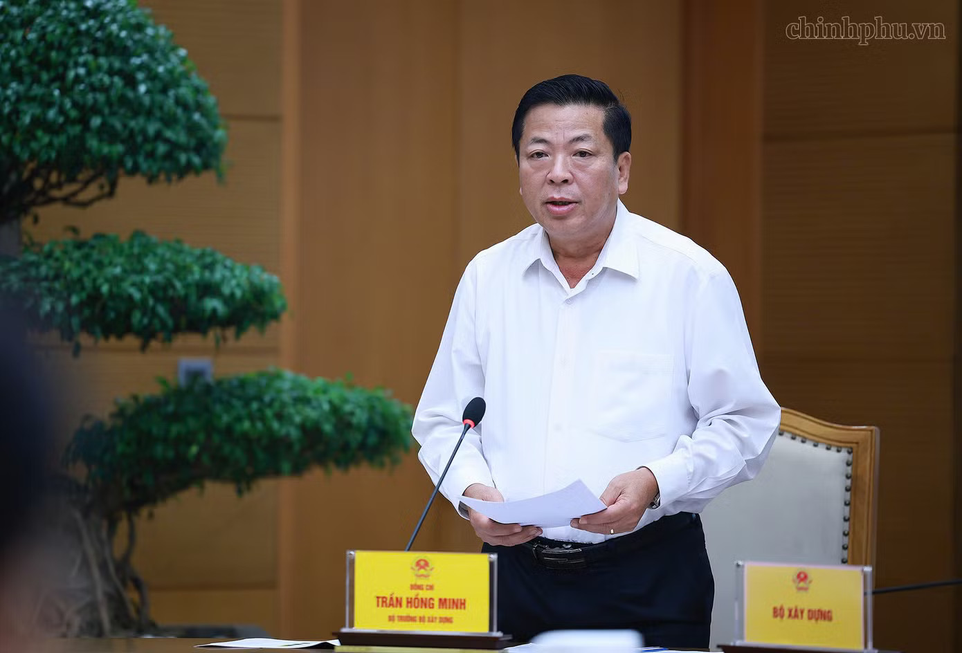 Bộ trưởng Bộ Xây dựng Trần Hồng Minh báo cáo tại cuộc họp. Ảnh: Nhật Bắc 12 dự án giao thông giải ngân dưới 5%, Thủ tướng yêu cầu xử lý triệt để vướng mắc - Ảnh 2.