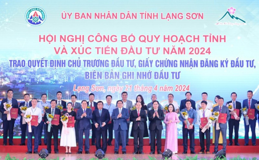 Ông Lê Xuân Tuấn - Phó Tổng Giám đốc Tập đoàn Hà Đô (hàng trên, đầu tiên từ phải qua) nhận biên bản ghi nhớ đầu tư dự án Nhà máy điện gió Bình Gia
