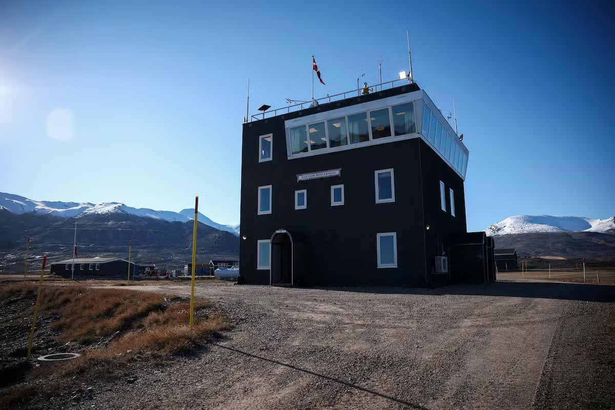 Tiền đồn quân sự Mestersvig tại Mestersvig (Greenland). (Ảnh: Reuters) Mỹ muốn mở hai căn cứ quân sự trên đảo Greenland - Ảnh 1.
