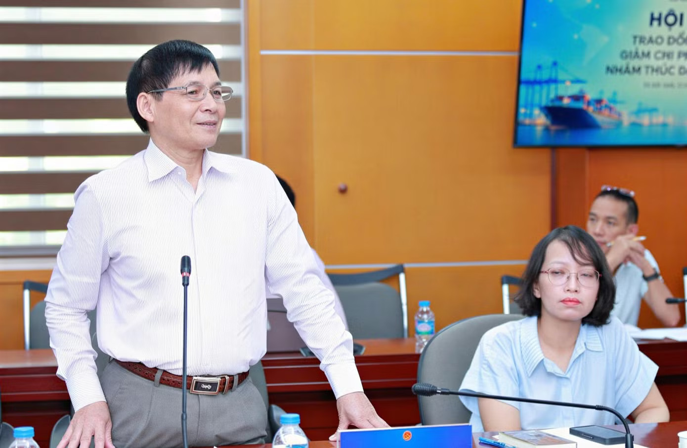 Ông Trương Văn Cẩm - Phó Chủ tịch kiêm Tổng Thư ký Hiệp hội Dệt may Việt Nam - trao đổi tại hội nghị. Doanh nghiệp xuất khẩu 'mất lãi' vì chi phí logistics - Ảnh 1.