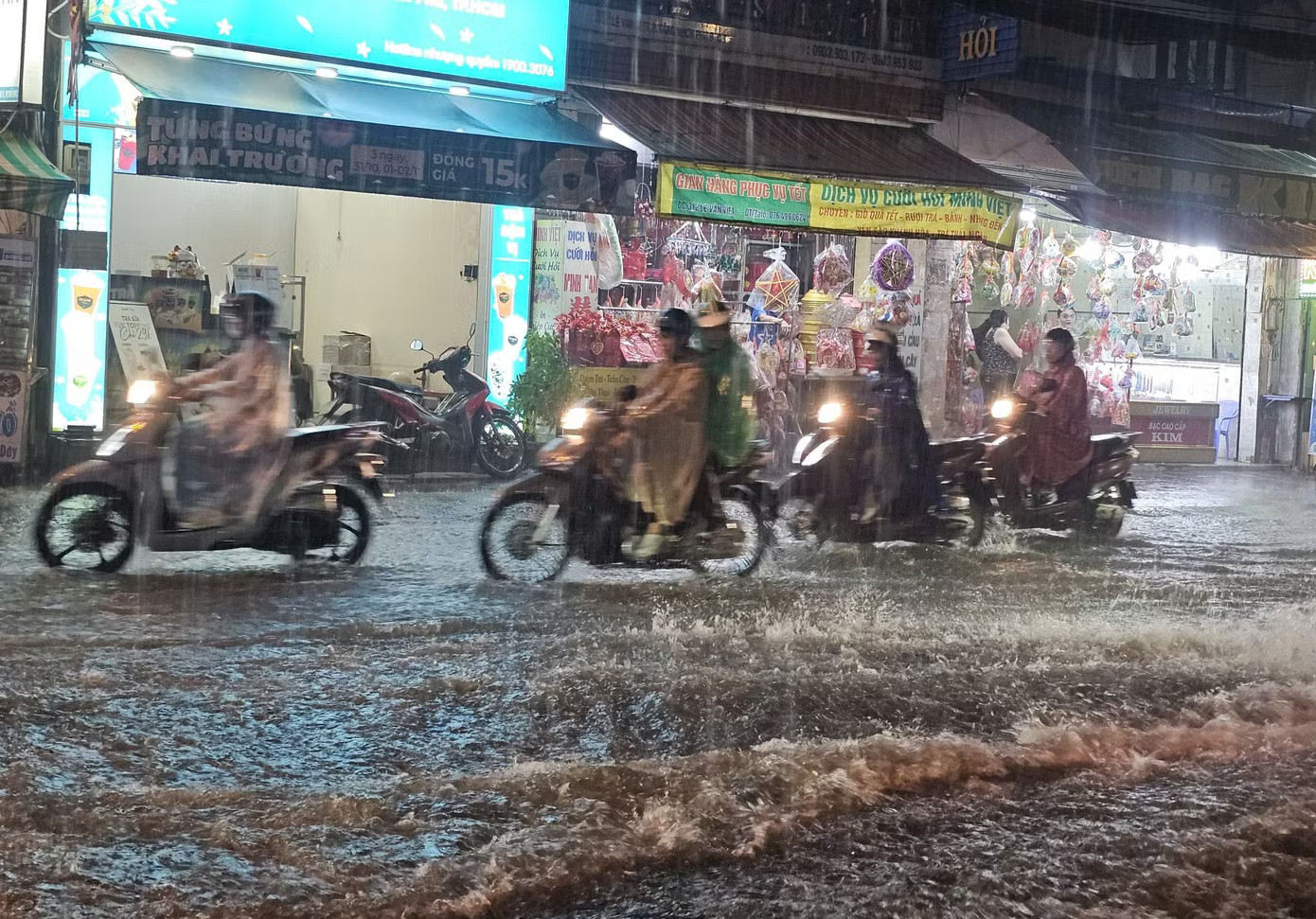 Mưa lớn ở miền Trung, Nam Bộ: Vùng mưa mở rộng, kéo dài hơn dự báo - Ảnh 1.