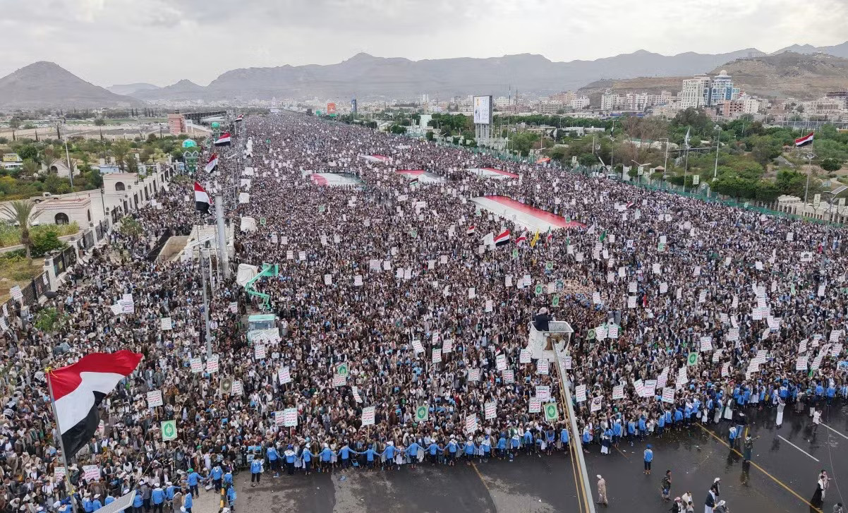 Đám đông người Yemen mít tinh ủng hộ Houthi ở thủ đô Sanaa của Yemen hôm 18/9/2026. Ảnh: Getty Images. Houthi đẩy Biển Đỏ tới bờ vực khủng hoảng: Bab el-Mandeb có thể thành Hormuz thứ hai? - Ảnh 6.