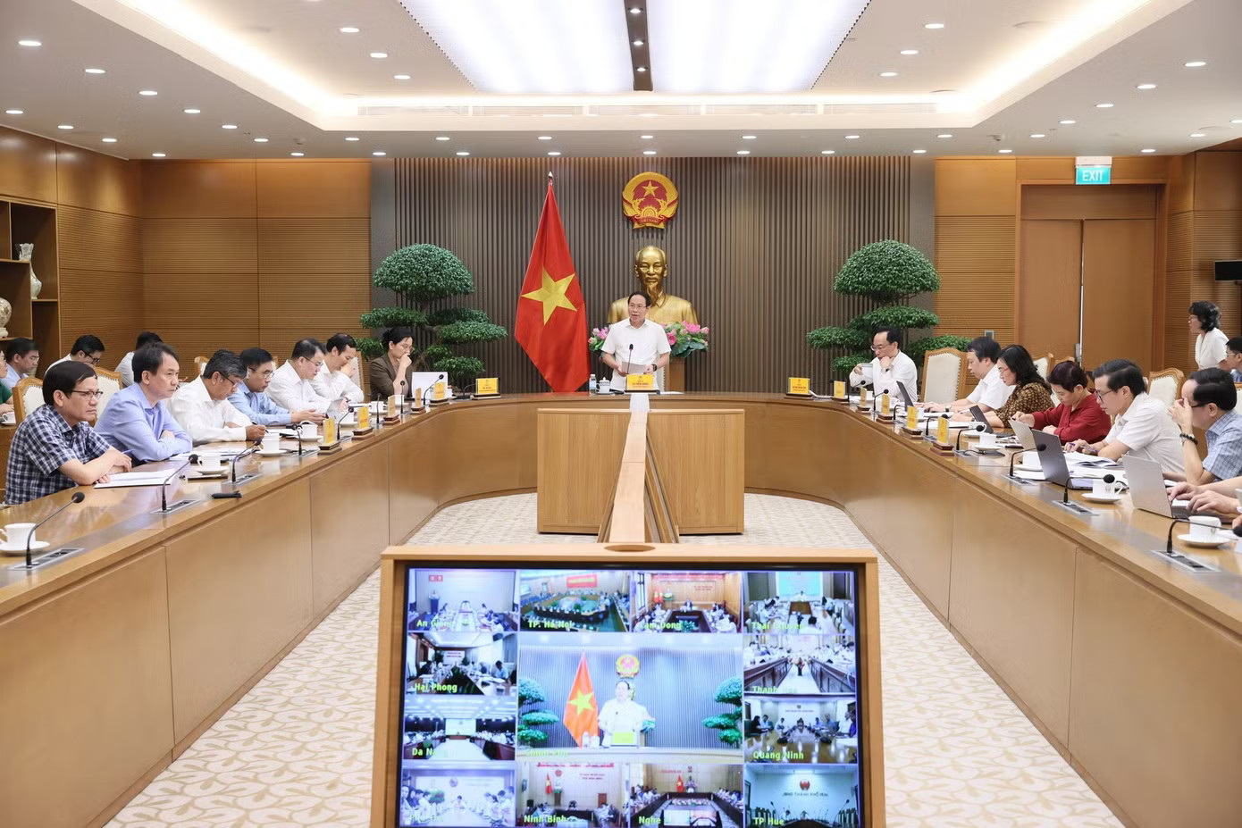 Phó Thủ tướng Chính phủ Lê Tiến Châu chủ trì cuộc họp. (Ảnh: VGP) Phó Thủ tướng: Trước 1/10, phải dứt điểm hồ sơ sáp nhập, giải thể trường cao đẳng - Ảnh 2.