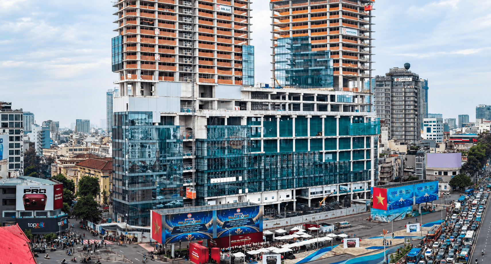 Tòa tháp đôi chọc trời 235m cao nhất thành phố giàu có của Việt Nam: Hình hài dần rõ nét, 2 năm nữa hoàn thiện - Ảnh 1.