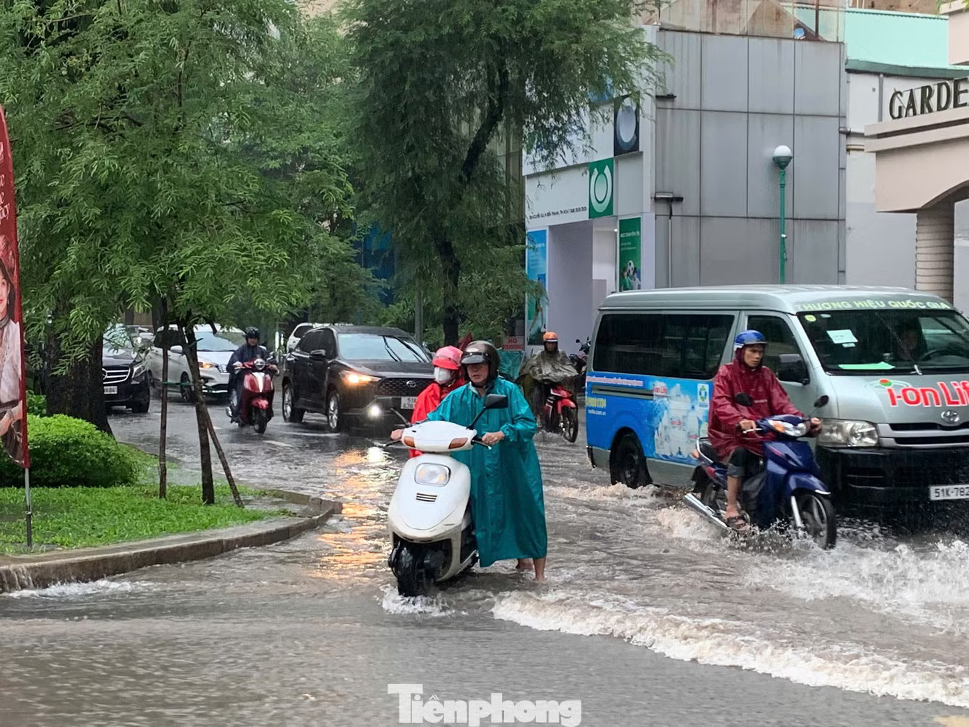Trung tâm TPHCM ngập sâu - Ảnh 10.