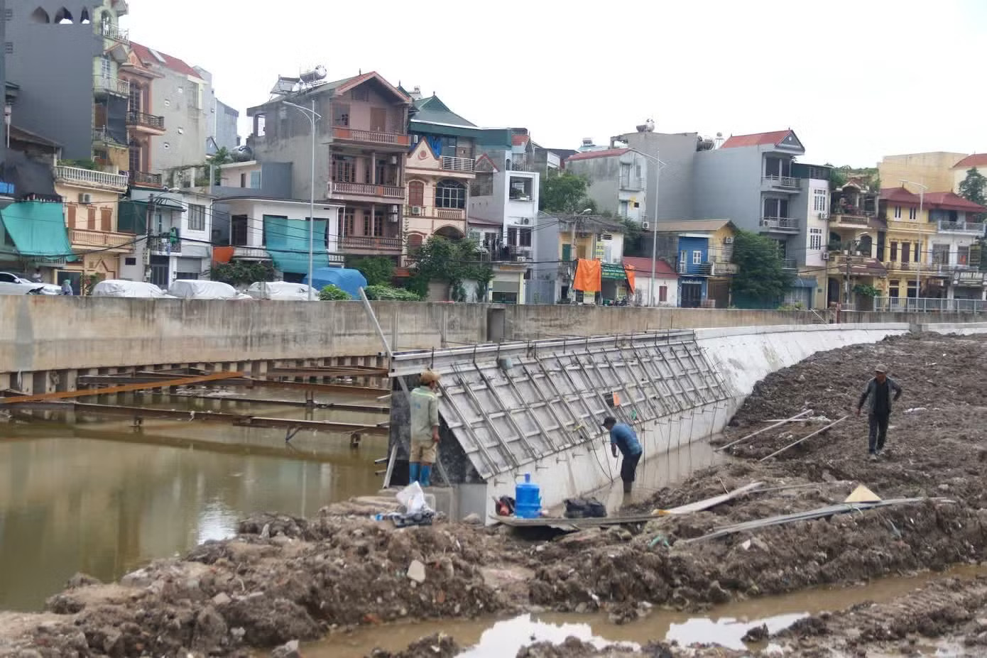 Sau hơn 10 năm khởi công, dự án cải tạo kênh La Khê đang đẩy nhanh tiến độ hoàn thiện nhiều hạng mục, từng bước hoàn chỉnh hạ tầng tiêu thoát nước cho khu vực phía Tây Hà Nội. Hiệu quả các công trình chống ngập khẩn cấp của Hà Nội ra sao? - Ảnh 3.