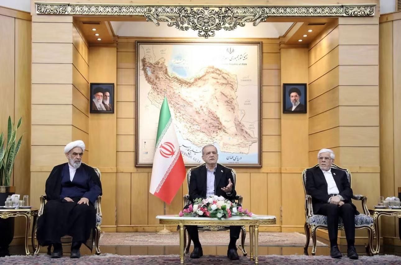 Tổng thống Iran Masoud Pezeshkian phát biểu trước khi lên đường tới New York dự phiên thảo luận cấp cao Đại hội đồng Liên Hợp Quốc. (Ảnh: Reuters) Quan chức Mỹ và Iran gặp gỡ sau tuyên bố mạnh mẽ của Tổng thống Trump - Ảnh 1.