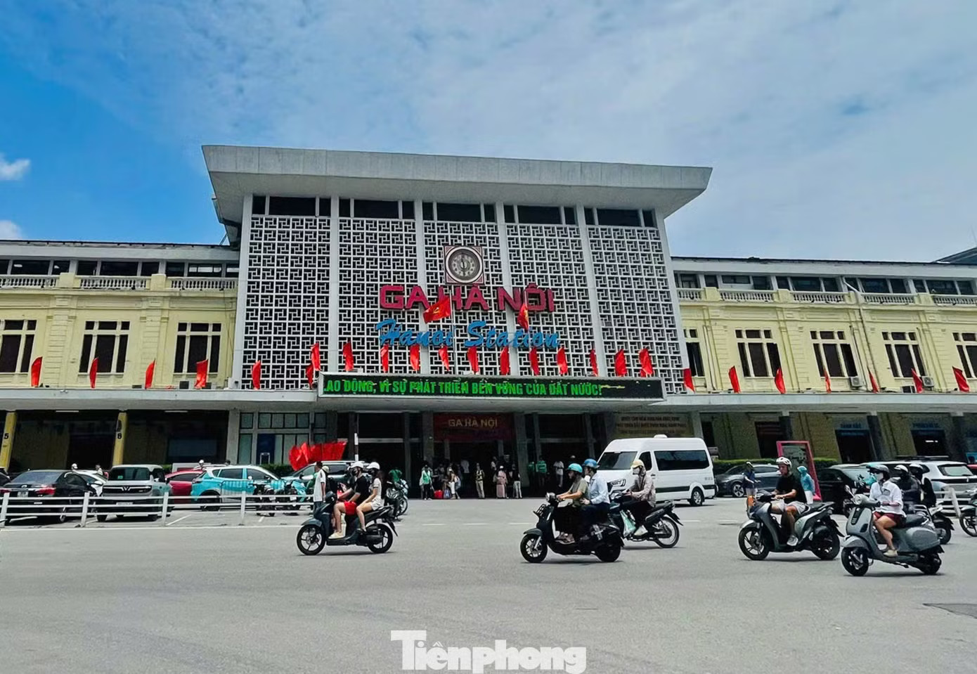 Ga Hà Nội được xây dựng, khai thác 120 năm. Ảnh: Lộc Liên. Vì sao phải chọn Ngọc Hồi, Gia Lâm là đầu mối đường sắt quốc gia? - Ảnh 2.