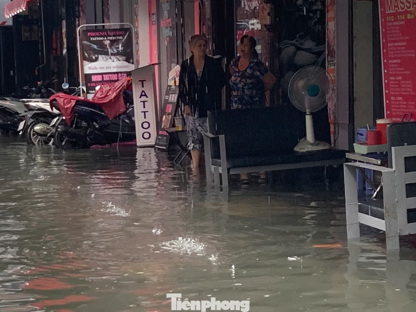 Trung tâm TPHCM ngập sâu - Ảnh 7.