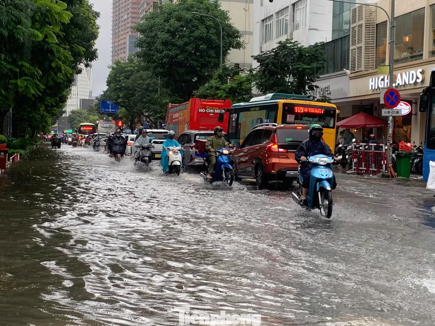Trung tâm TPHCM ngập sâu - Ảnh 8.