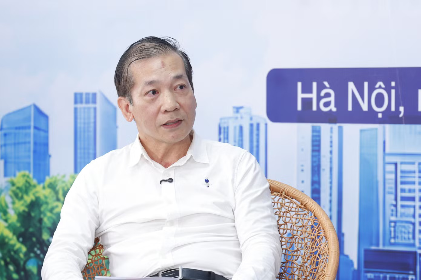 Ông Phạm Ngọc Toàn, Phó Tổng Giám đốc Công ty TNHH MTV Thoát nước Hà Nội cho rằng các hồ điều hòa mới đã bổ sung không gian chứa hàng triệu mét khối nước, giúp hệ thống hạ nhiệt nhanh áp lực ngập úng từ thượng lưu - Ảnh: Tùng Đoàn. Hiệu quả các công trình chống ngập khẩn cấp của Hà Nội ra sao? - Ảnh 2.
