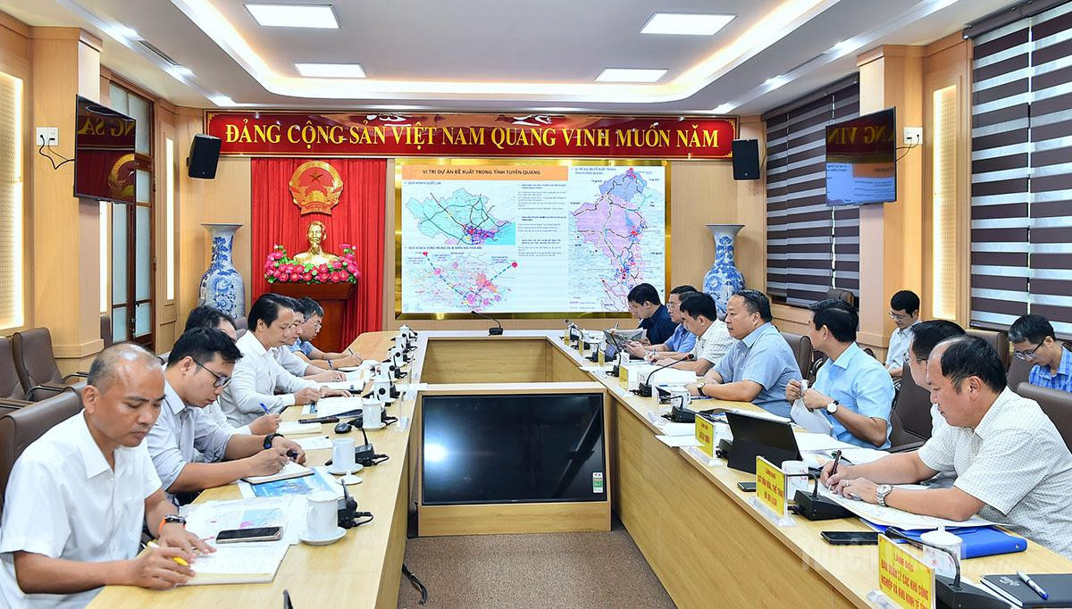 chu-tich-ubnd-tinh-phan-huy-ngoc-lam-viec-voi-1_20260922170726.jpg